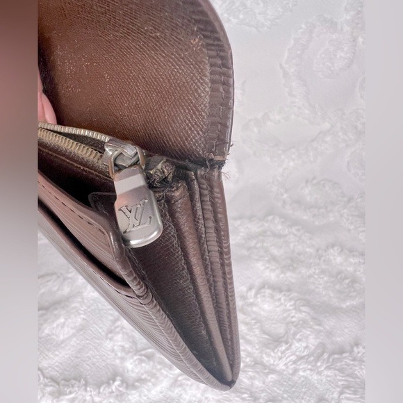 LOUIS VUITTON • EPI LEATHER • SARAH WALLET - Picture 10 of 10